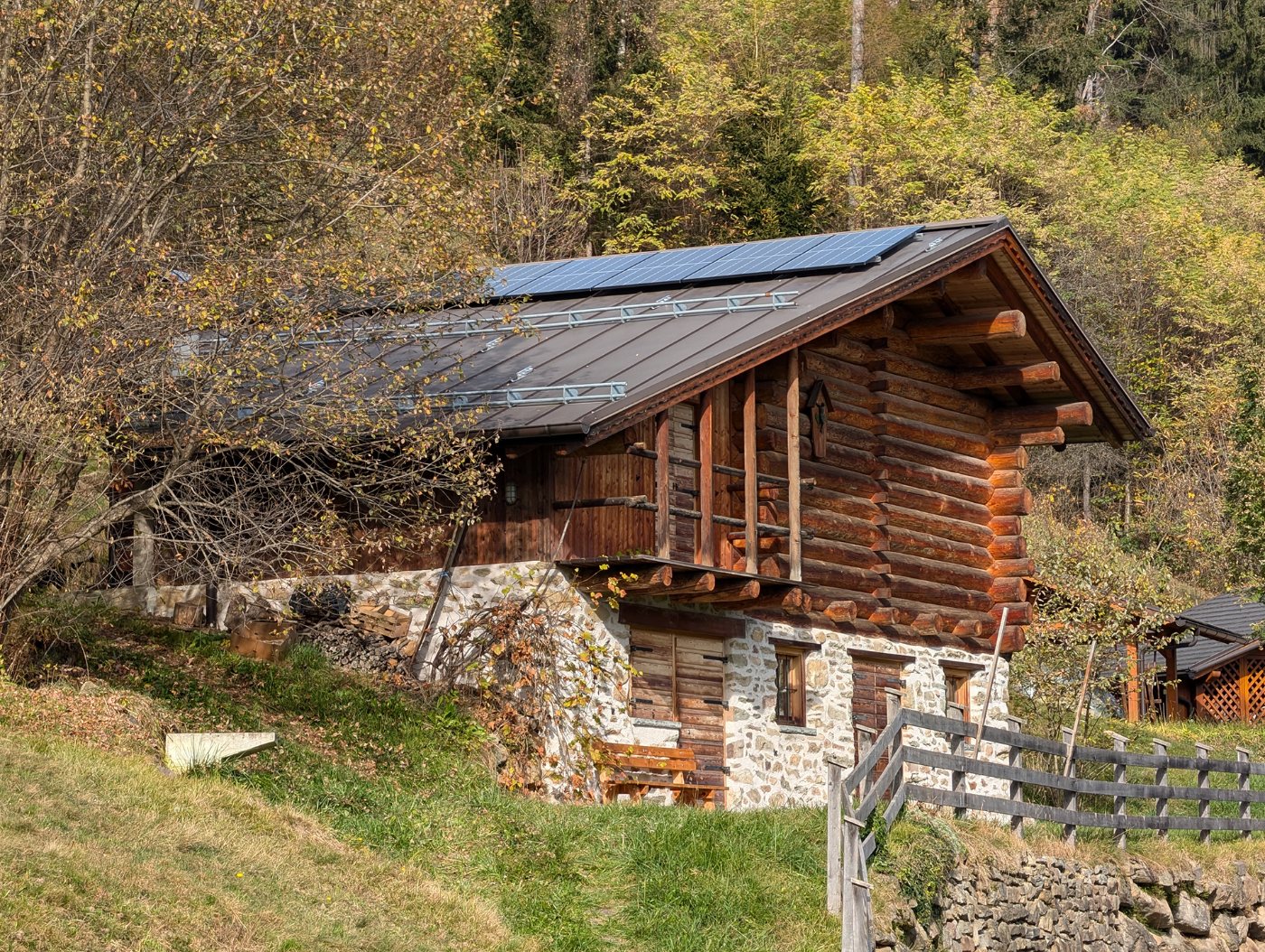 Baita tradizionale del Primiero con impianto fotovoltaico sul tetto